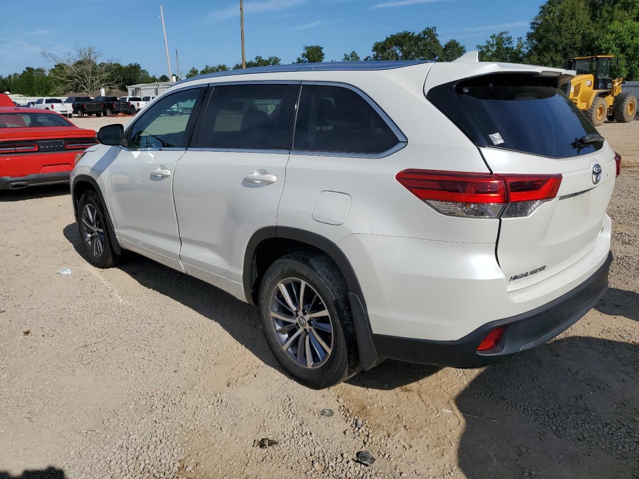 5TDKZRFH8JS271628 2018 TOYOTA HIGHLANDER - Image 2