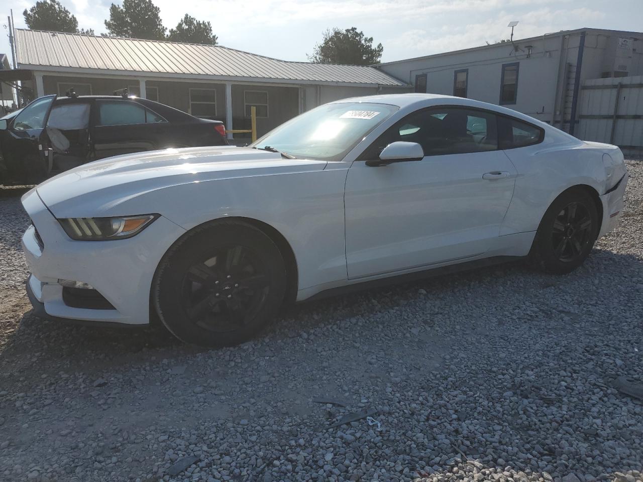 1FA6P8AM2G5218935 2016 FORD MUSTANG - Image 1