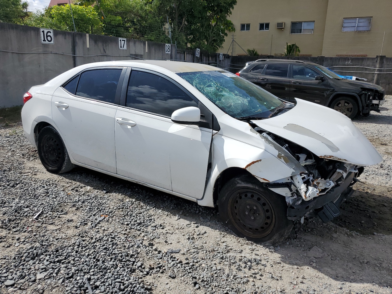 2014 Toyota Corolla L vin: 5YFBURHE5EP127390