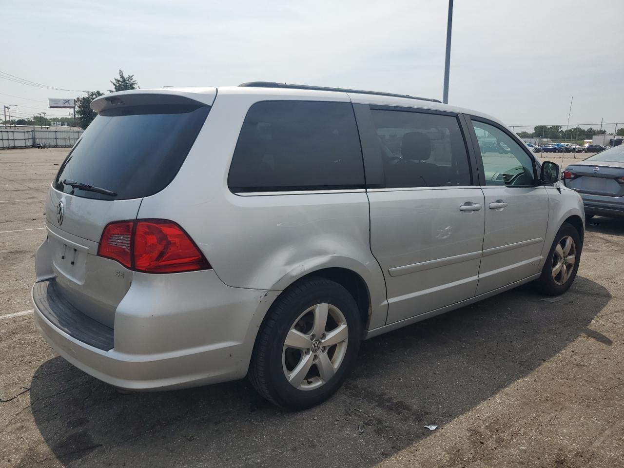 2011 Volkswagen Routan - Image 3