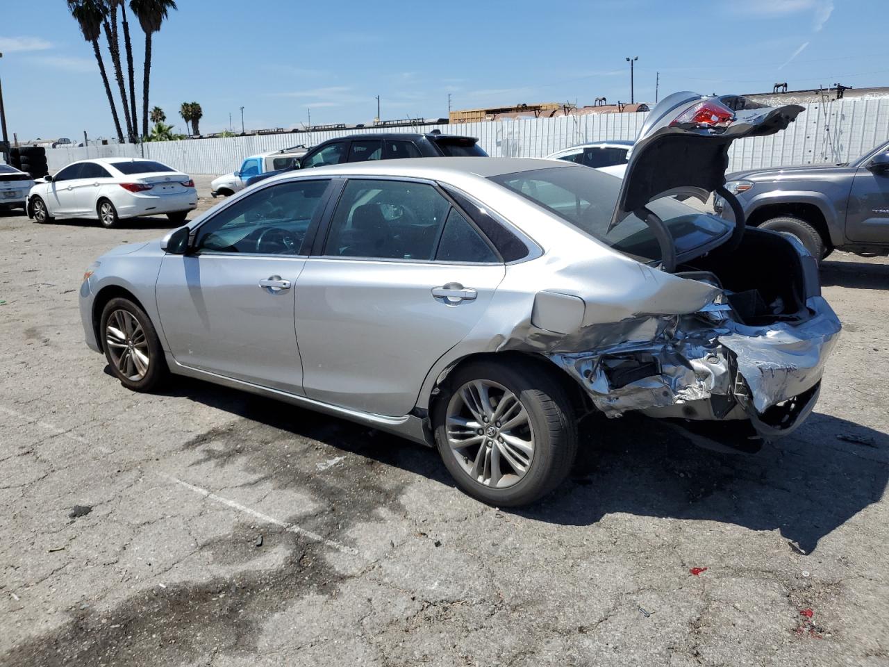 4T1BF1FK0HU768101 2017 TOYOTA CAMRY - Image 2