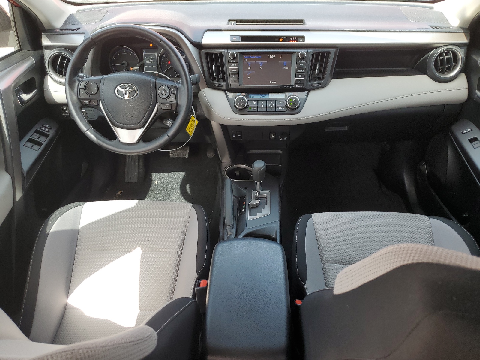 JTMWFREV7HJ121972 2017 Toyota Rav4 Xle