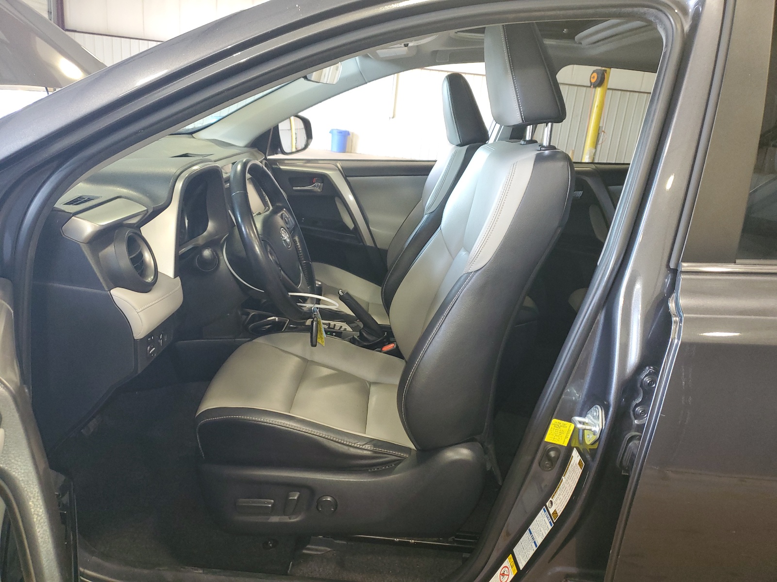 JTMDFREV2HD218969 2017 Toyota Rav4 Limited