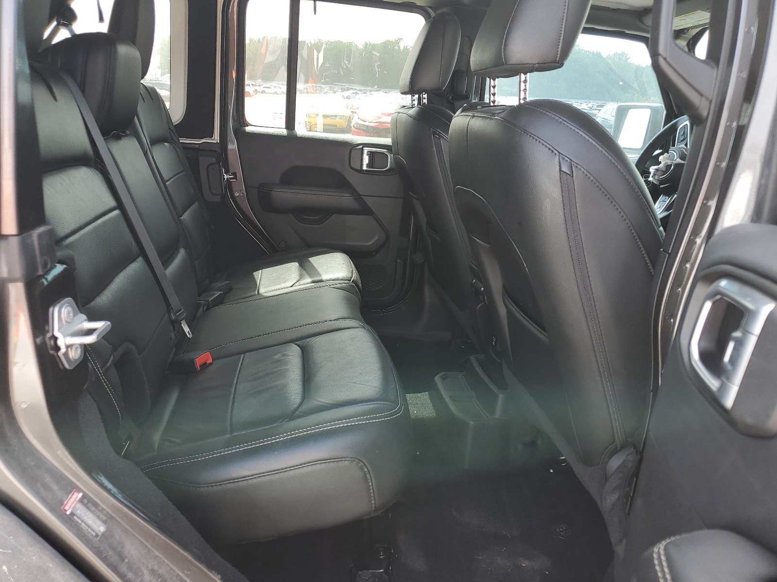 1C4HJXEG5JW118090 2018 Jeep Wrangler Unlimited Sahara