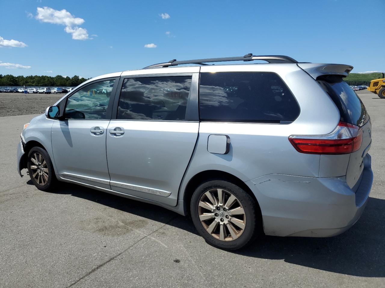 5TDJK3DC3FS118201 2015 TOYOTA SIENNA - Image 2