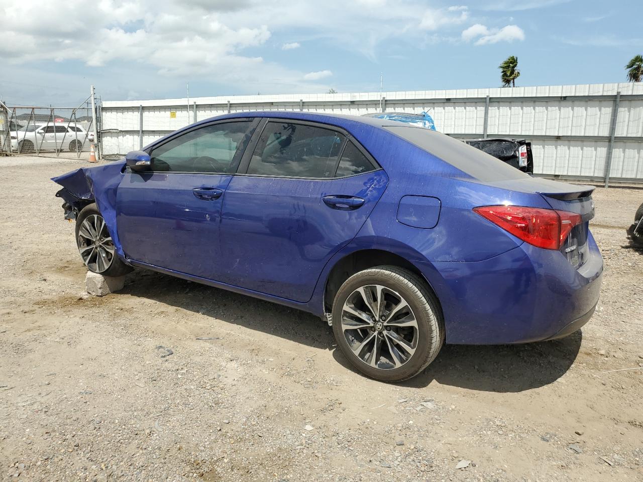 5YFBURHE1JP774489 2018 TOYOTA COROLLA - Image 2