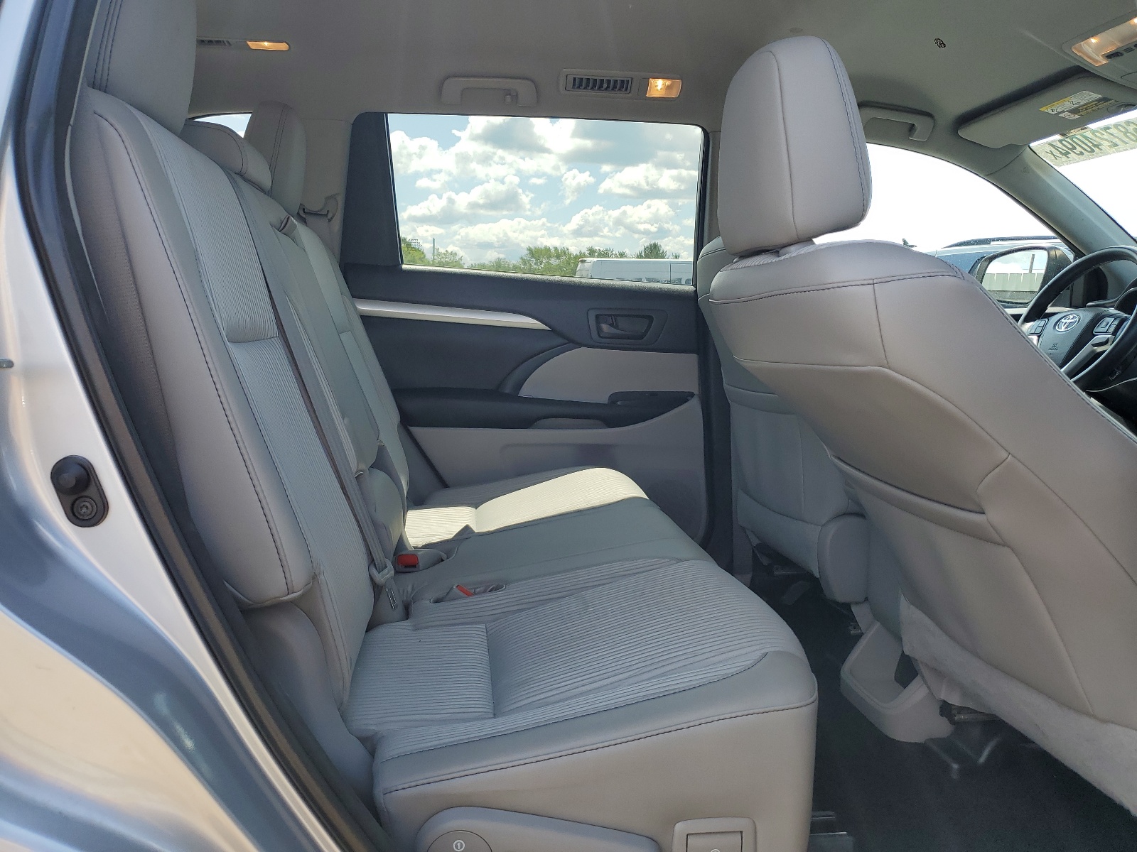 5TDZKRFH6GS120783 2016 Toyota Highlander Le