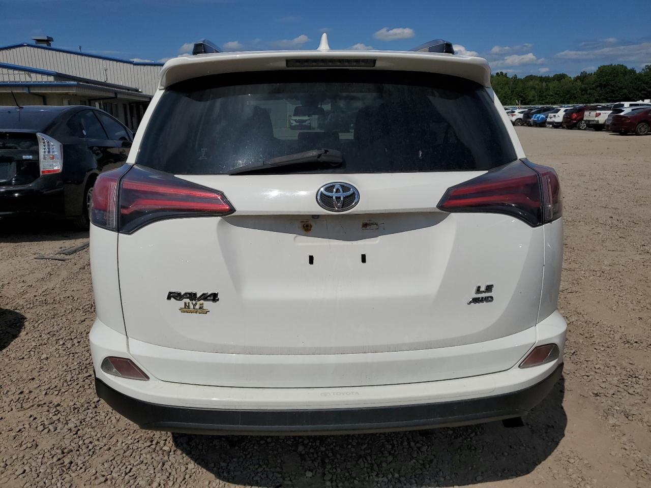 JTMBFREV2HJ127273 2017 Toyota Rav4 Le