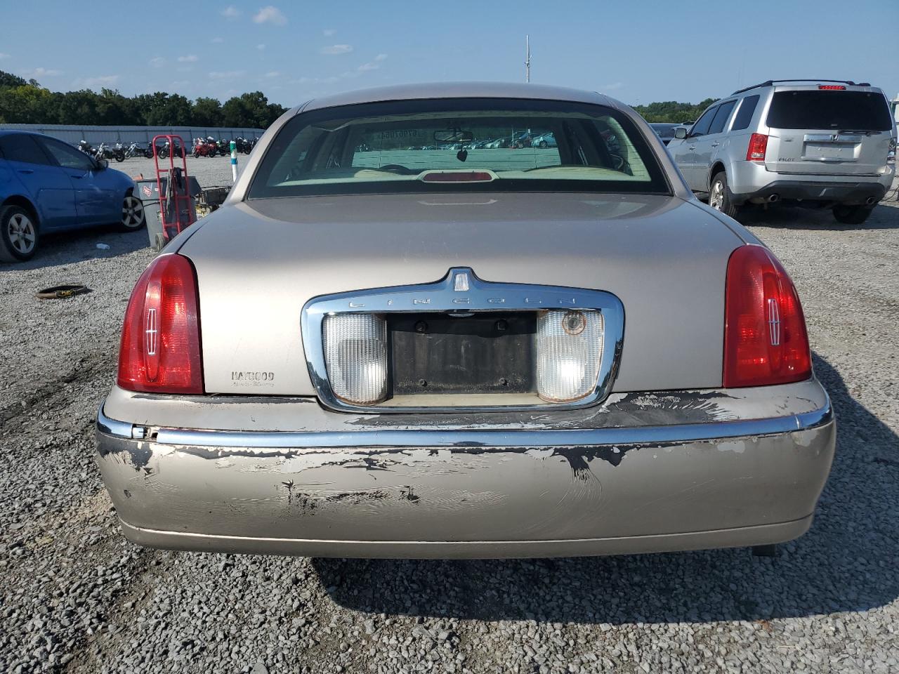 1LNHM82W0YY828565 2000 Lincoln Town Car Signature