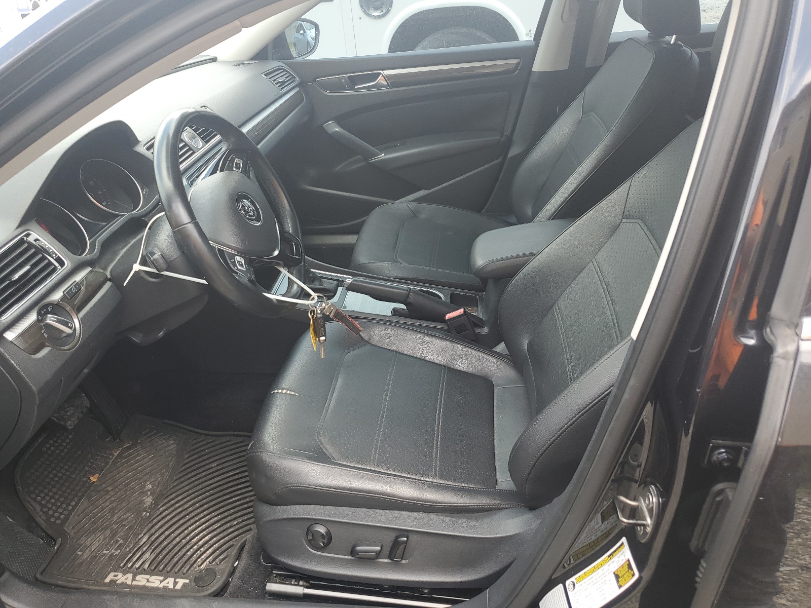 1VWGT7A33HC057923 2017 Volkswagen Passat Se