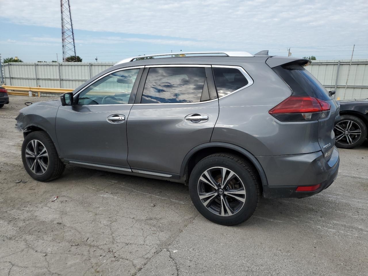 JN8AT2MV2JW318637 2018 NISSAN ROGUE - Image 2