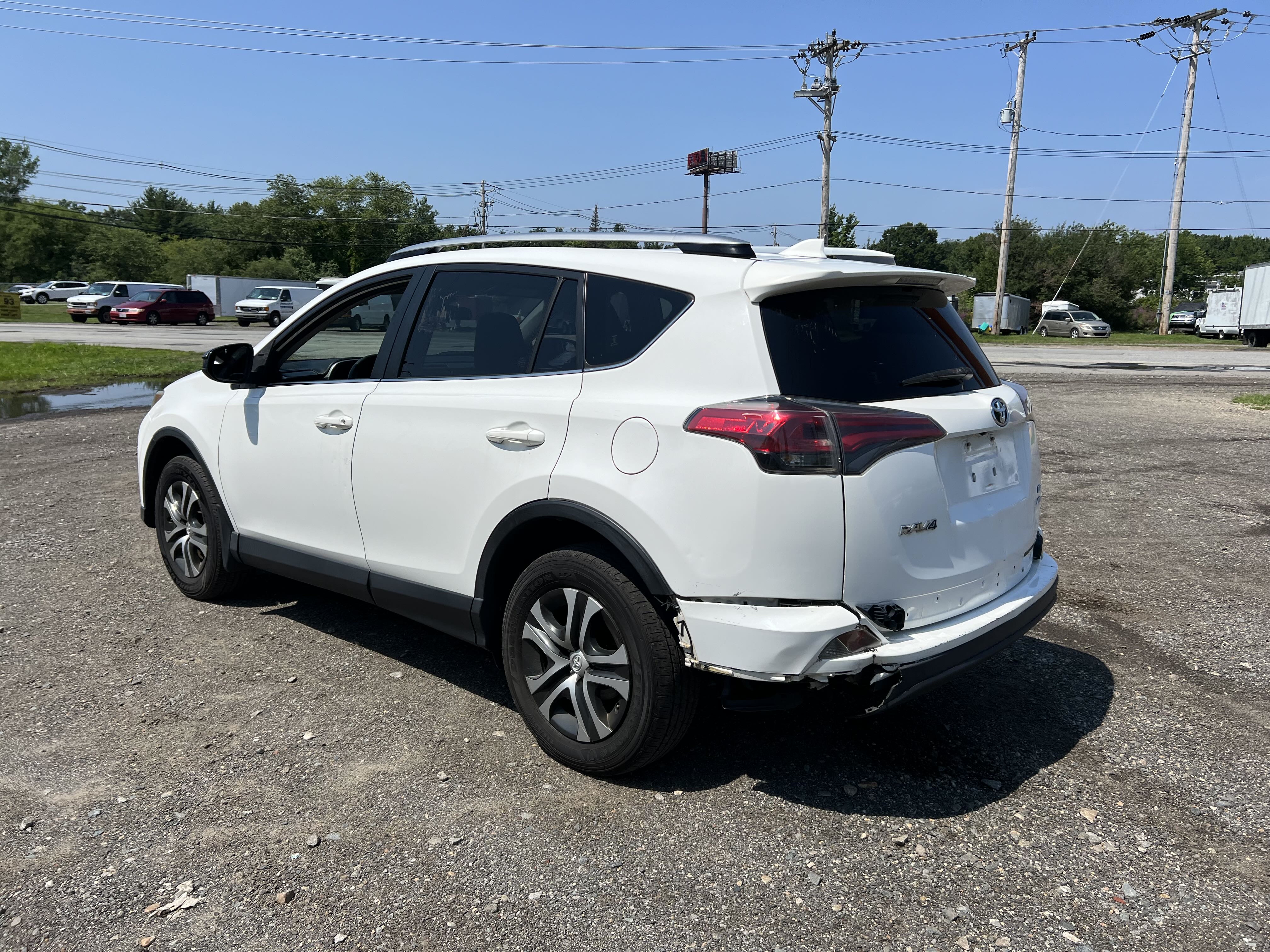 2017 Toyota Rav4 Le vin: JTMBFREV5HJ146898