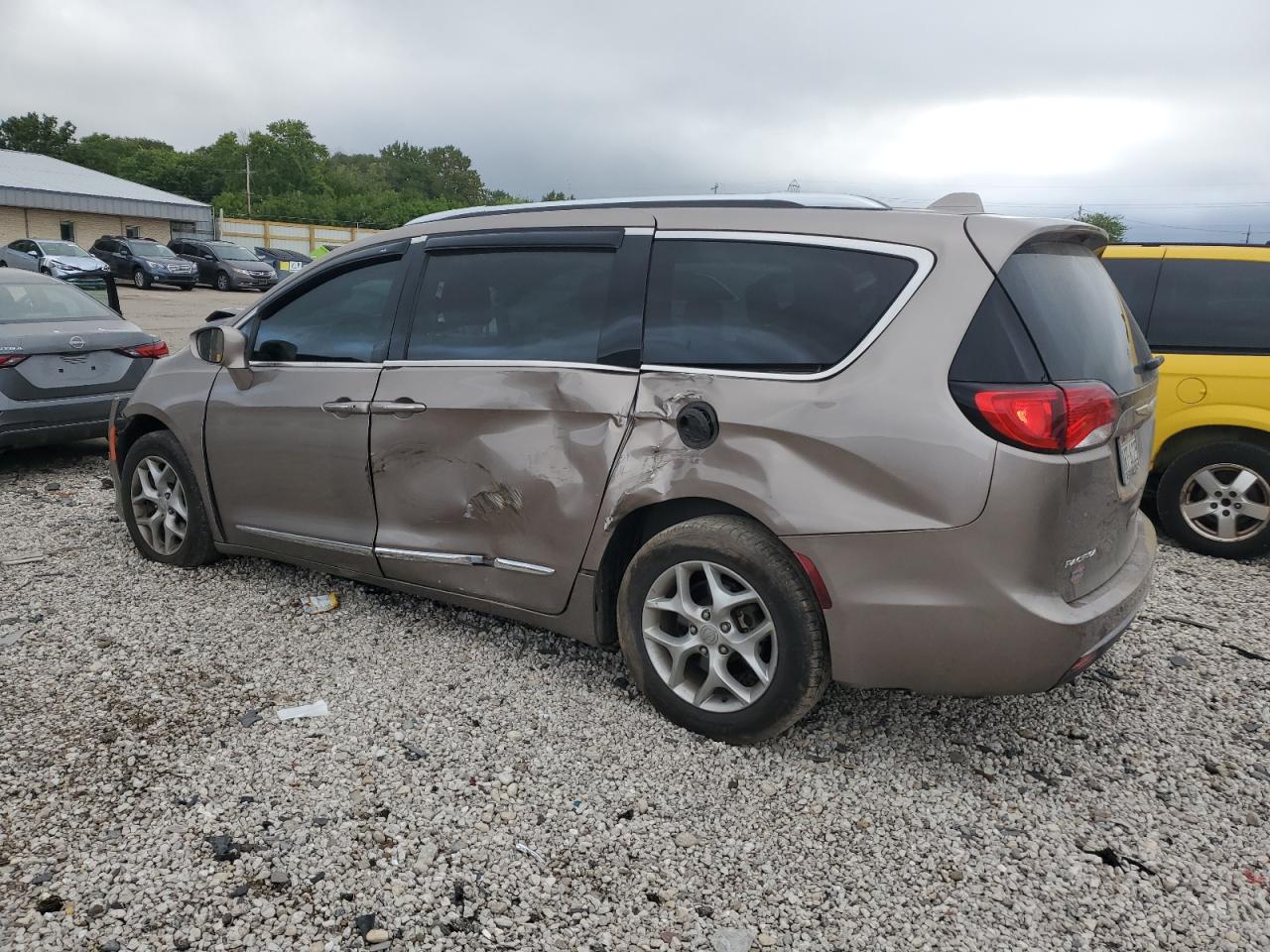 2C4RC1EGXHR656072 2017 CHRYSLER PACIFICA - Image 2