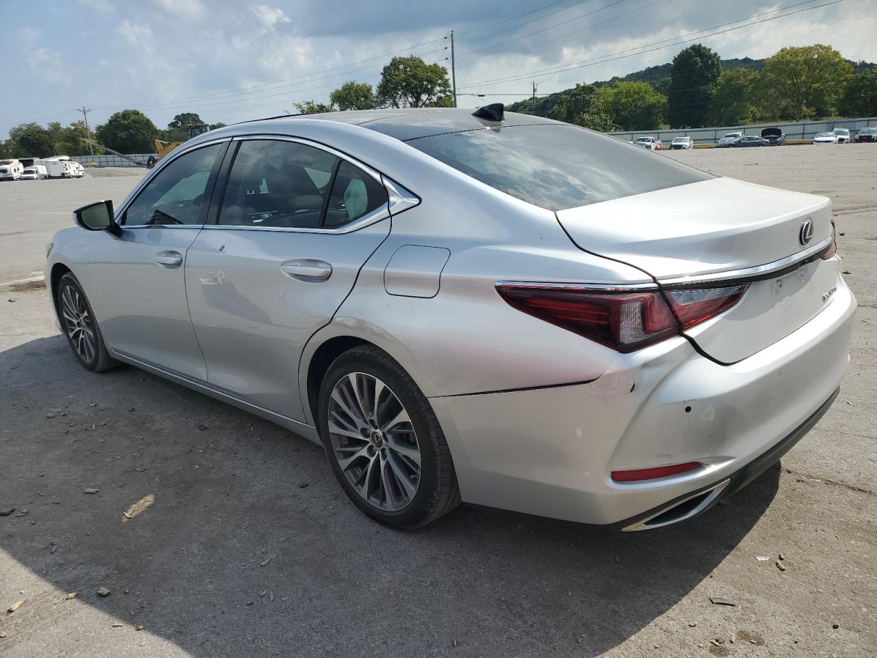 58ABZ1B17KU033992 2019 LEXUS ES - Image 2