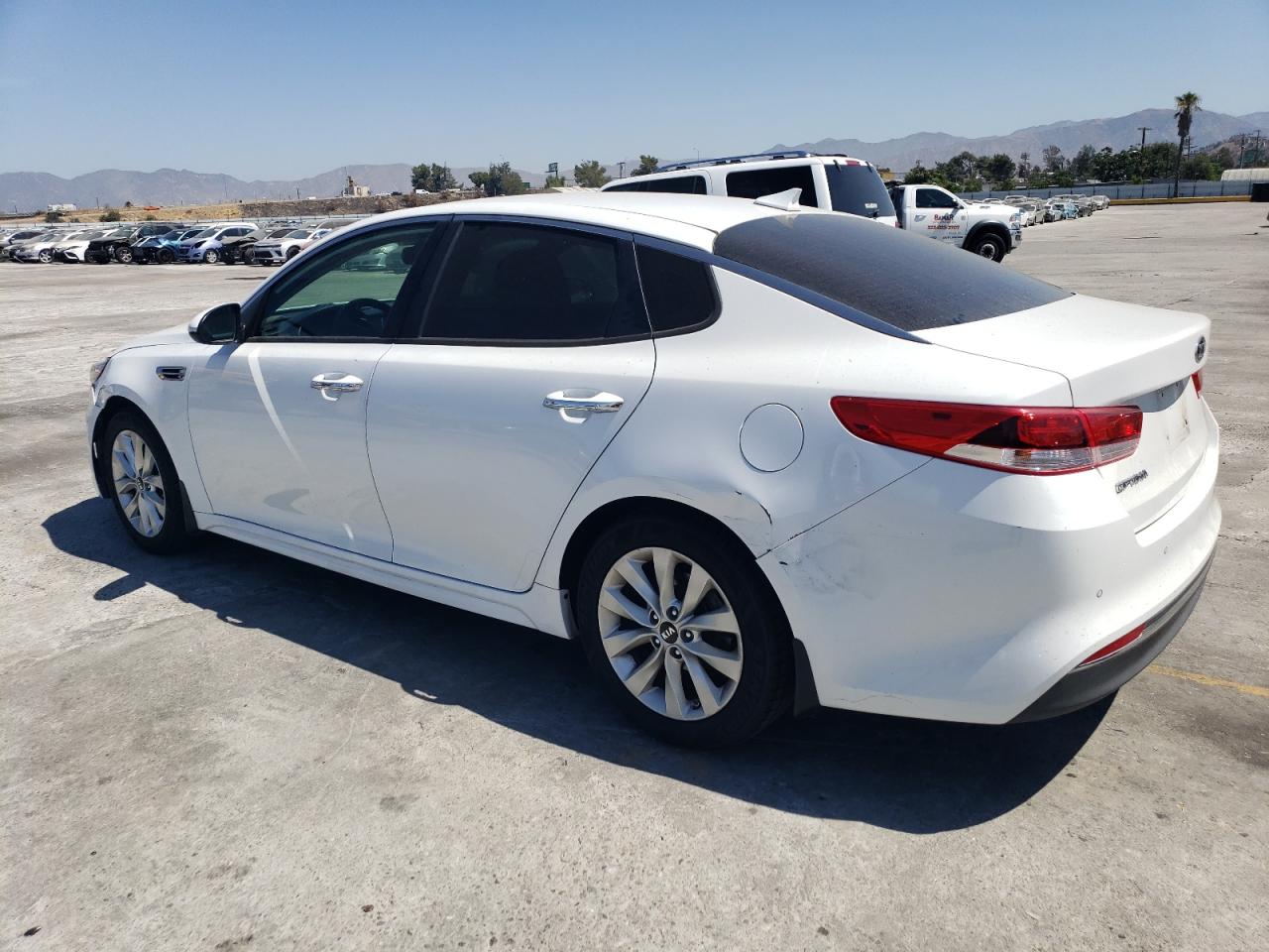 5XXGT4L39JG251442 2018 KIA OPTIMA - Image 2