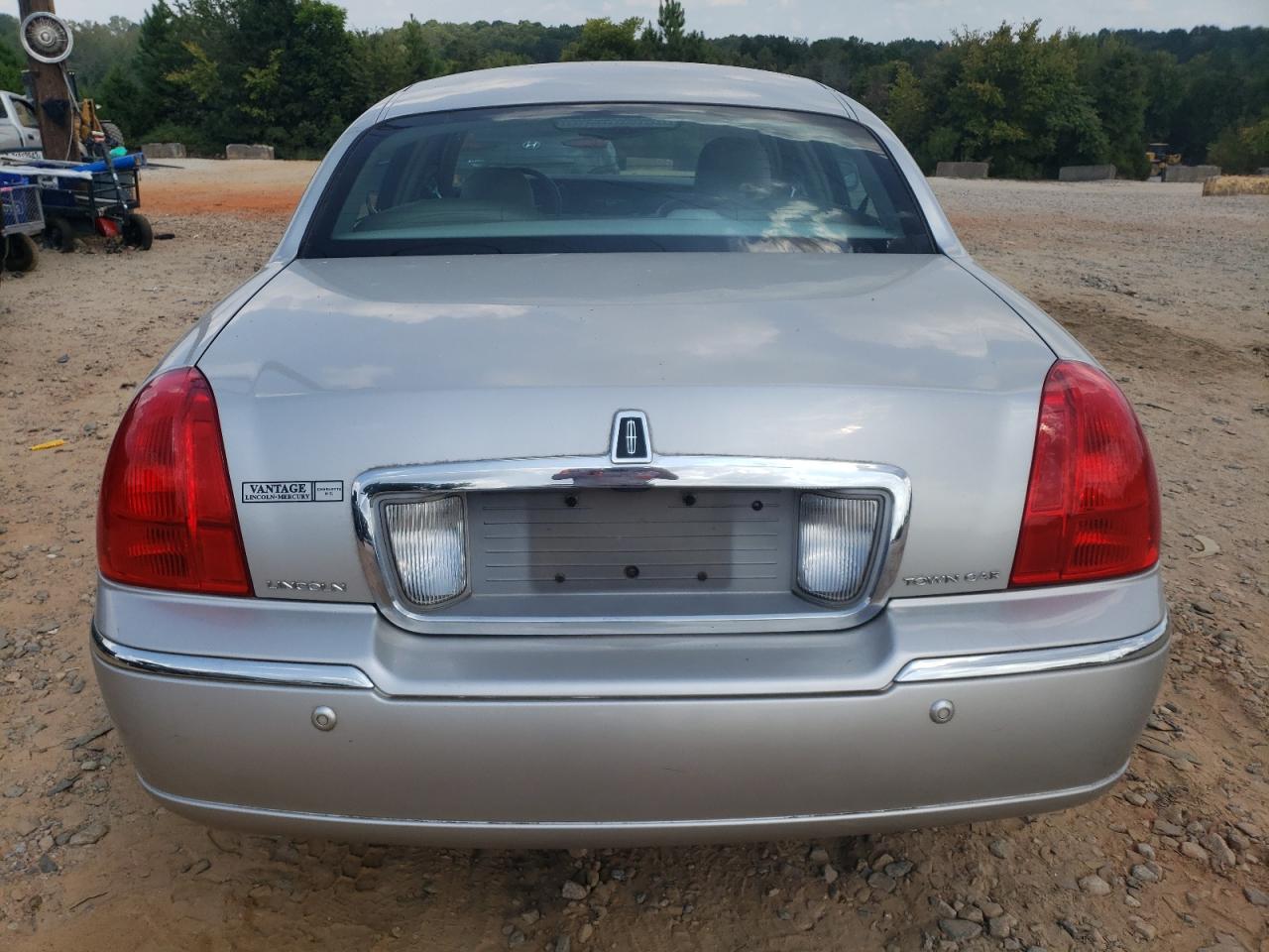 2004 Lincoln Town Car Executive VIN: 1LNHM81W94Y682713 Lot: 69481404