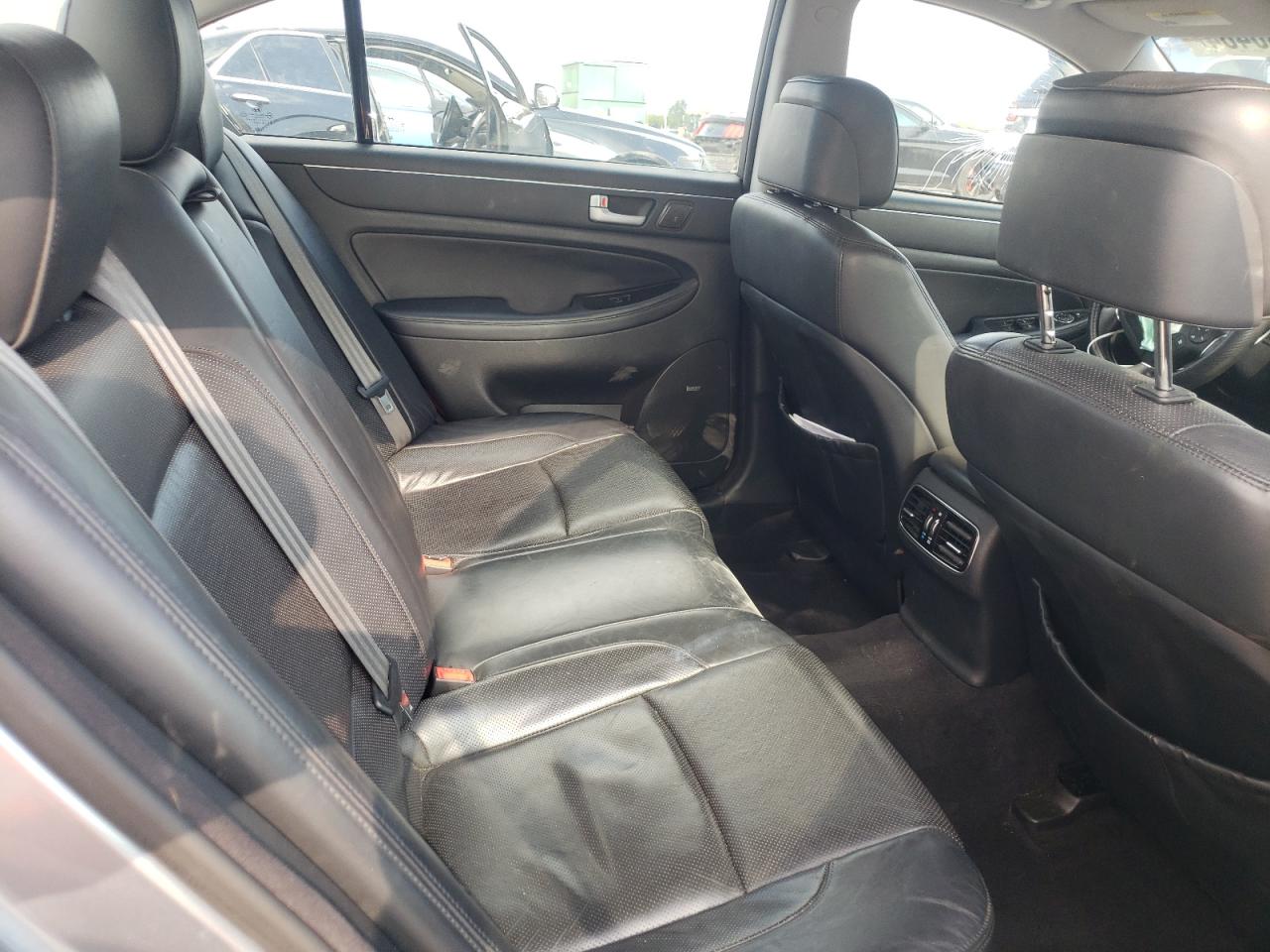2013 Hyundai Genesis - Image 10