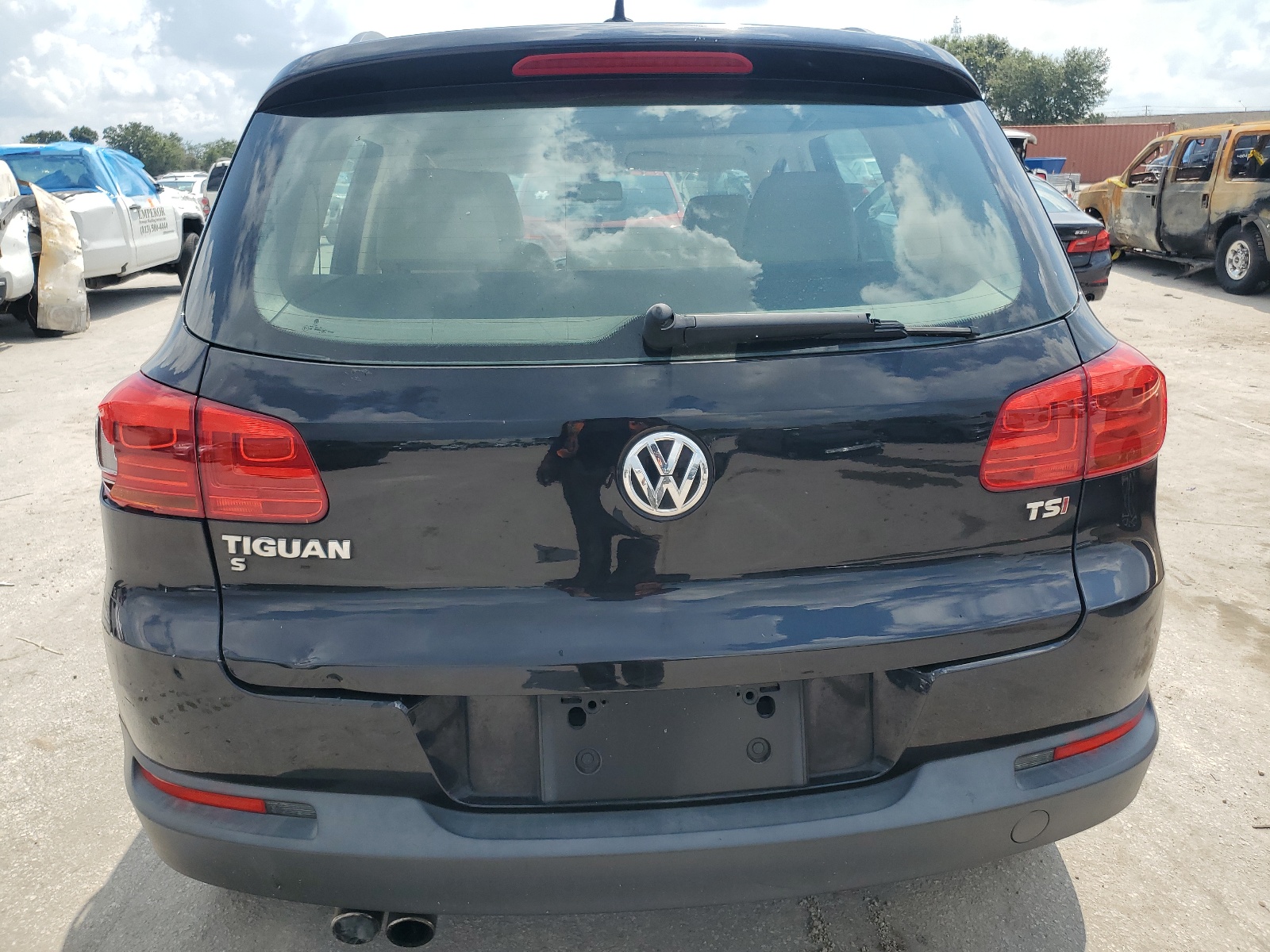 WVGAV7AX1HK010090 2017 Volkswagen Tiguan S