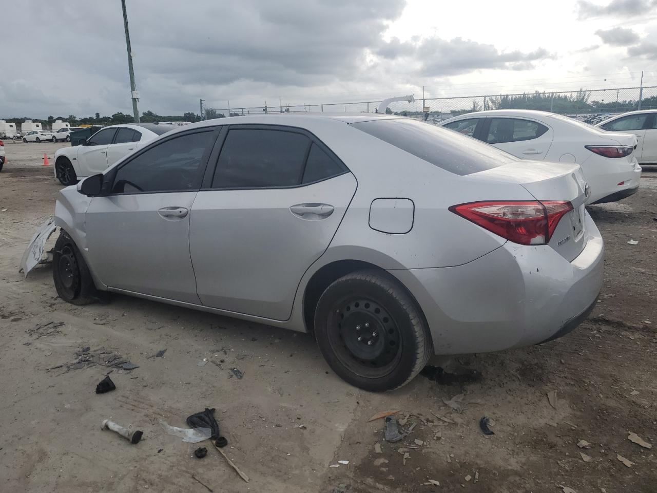 5YFBURHE9HP622213 2017 TOYOTA COROLLA - Image 2