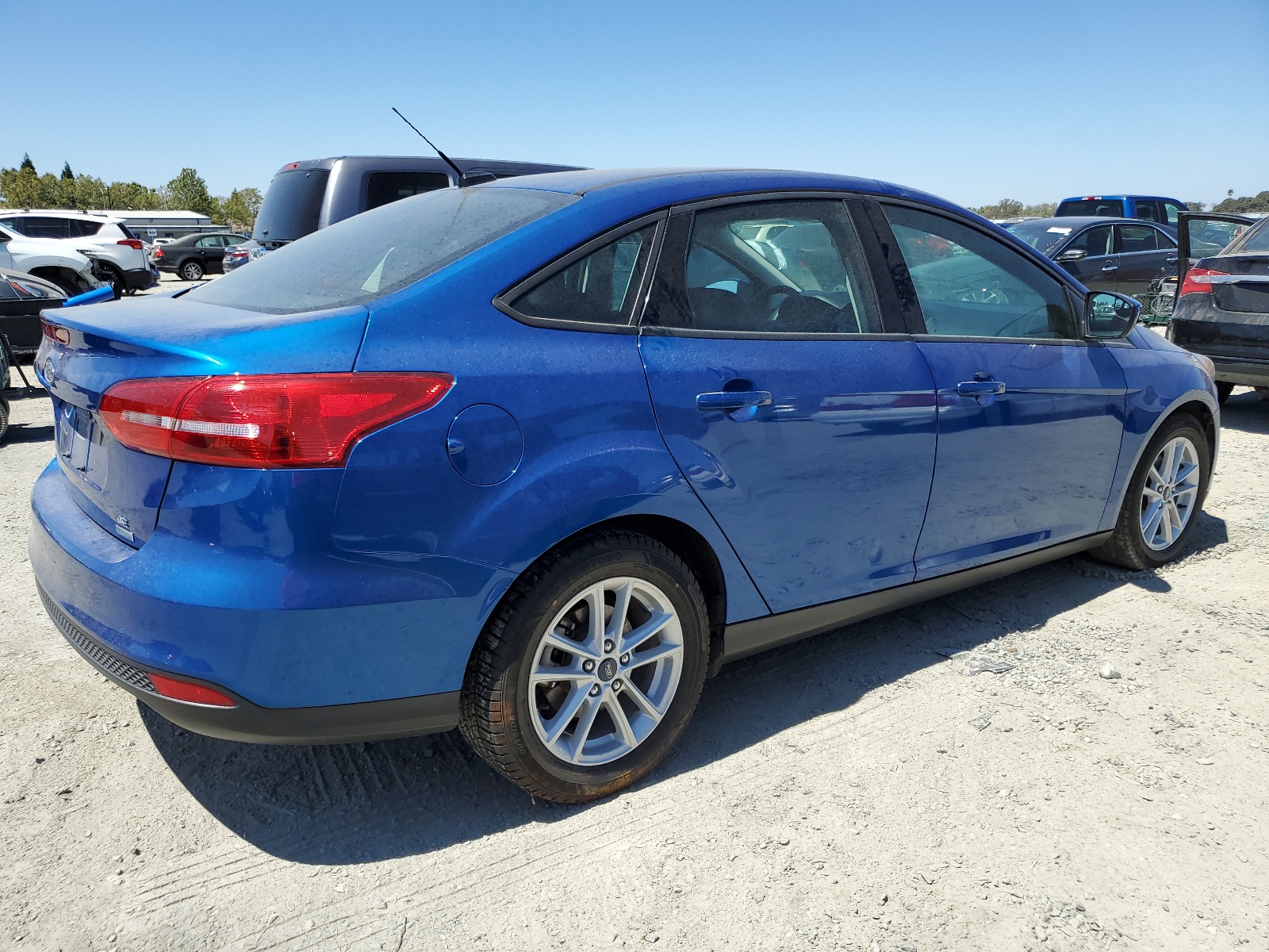 2018 Ford Focus Se vin: 1FADP3FEXJL271171