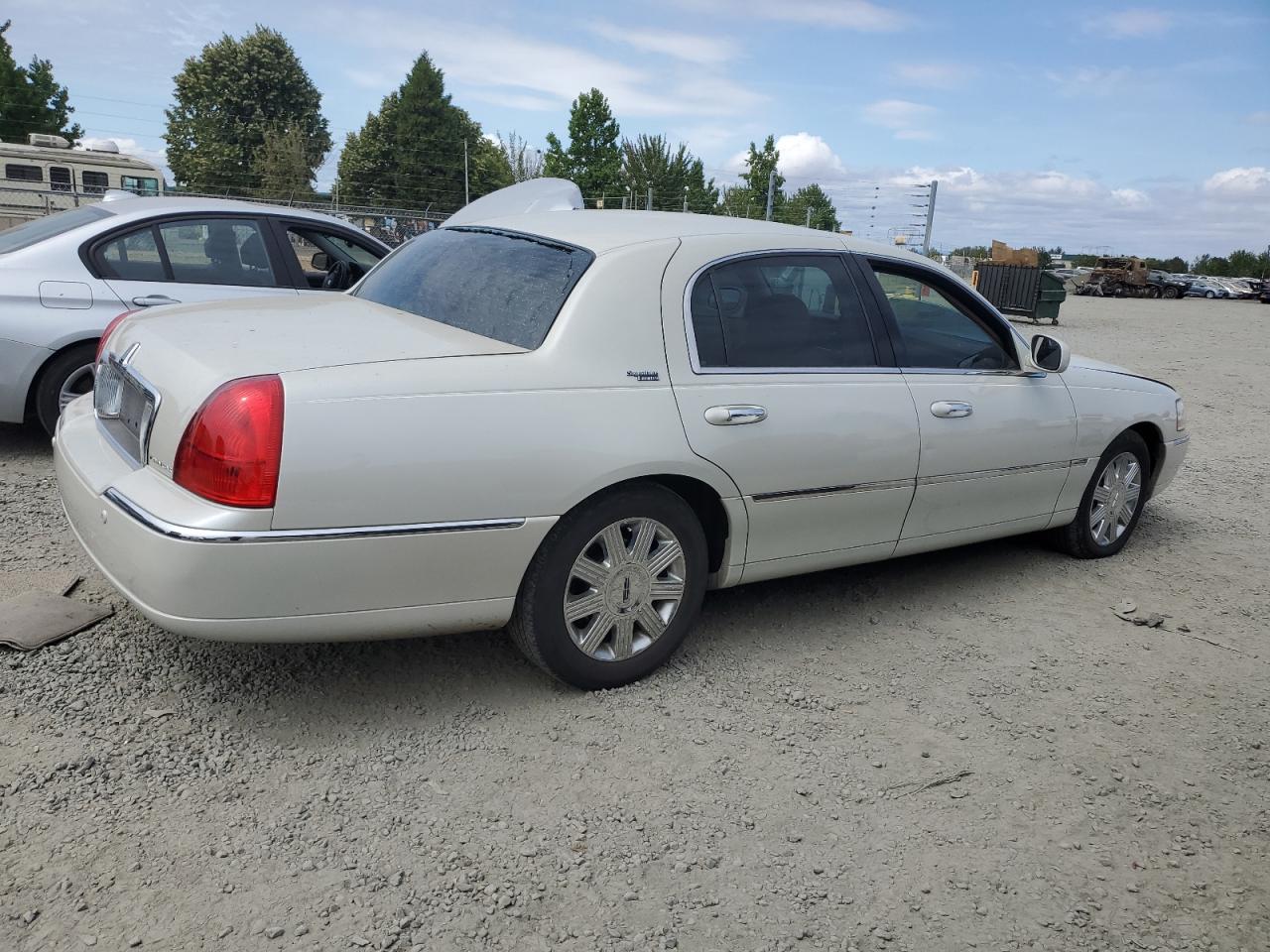 2005 Lincoln Town Car - Image 3