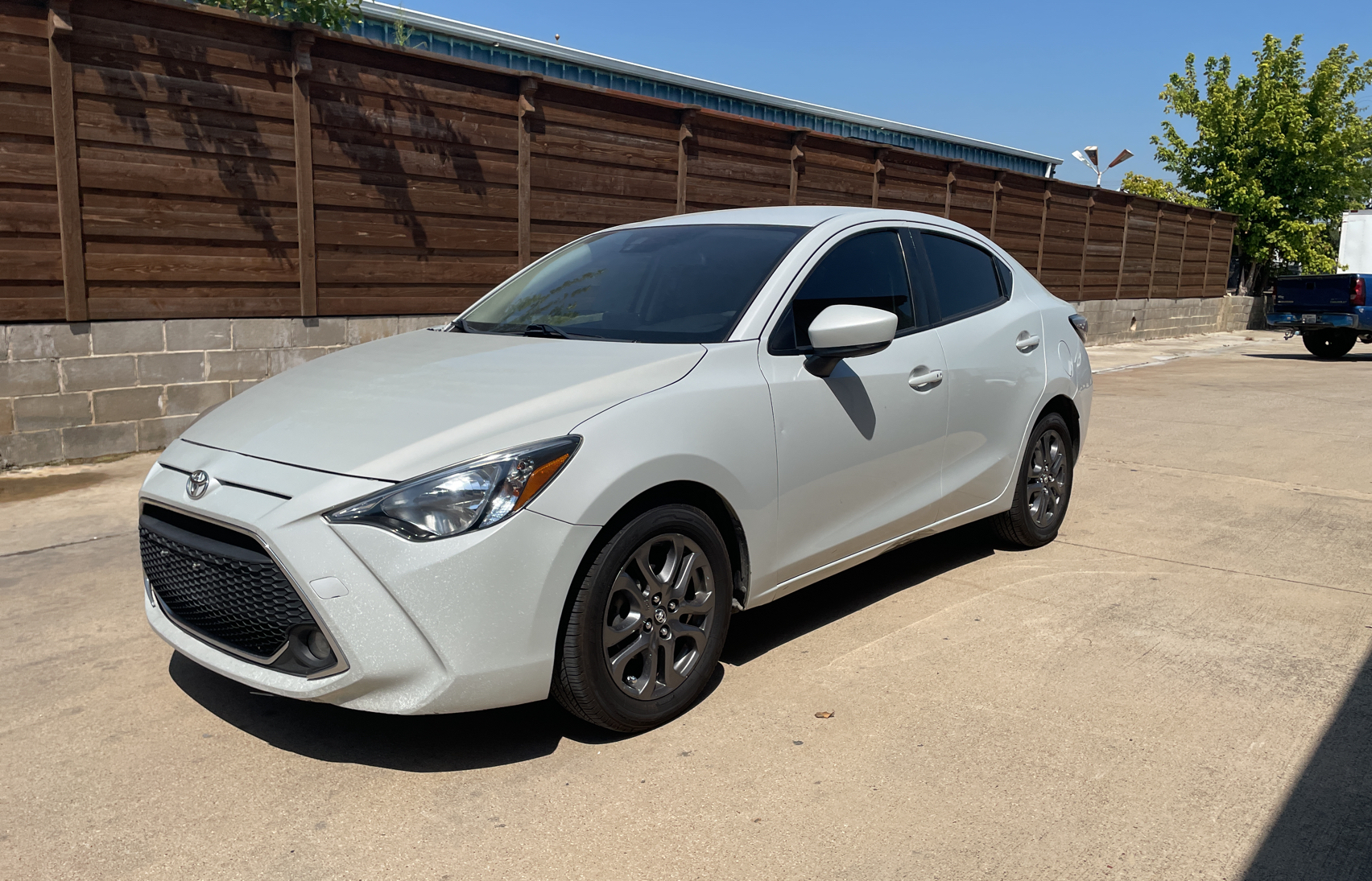 2019 Toyota Yaris L vin: 3MYDLBYV8KY519814