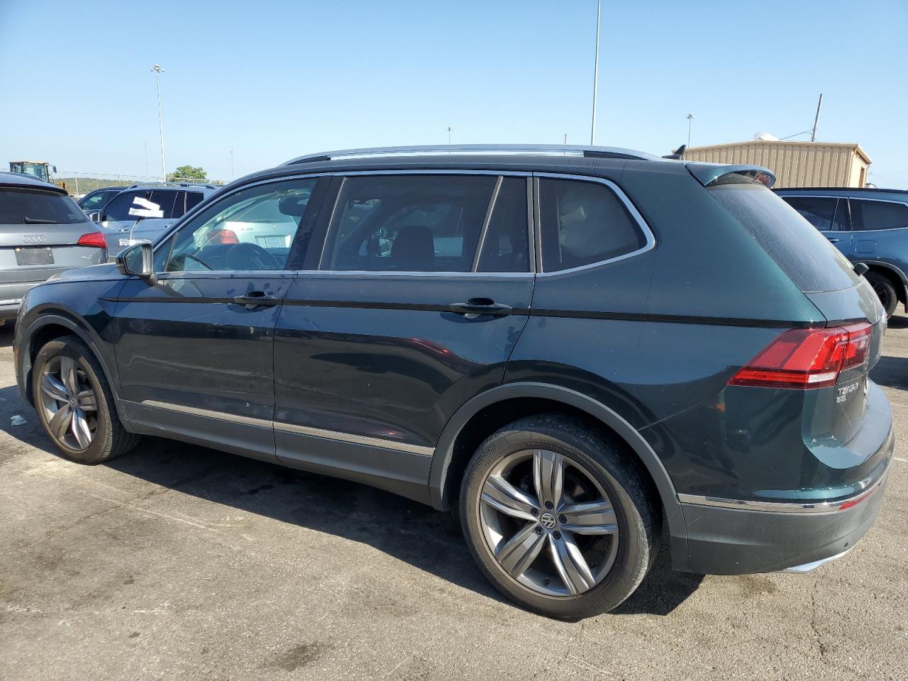 3VV4B7AX5JM220024 2018 VOLKSWAGEN TIGUAN - Image 2