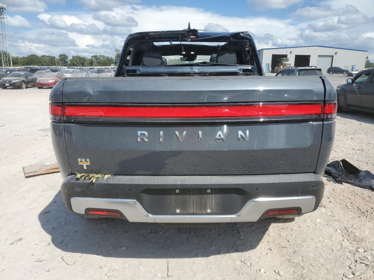 7FCTGAAA3NN010838 2022 Rivian R1T Adventure