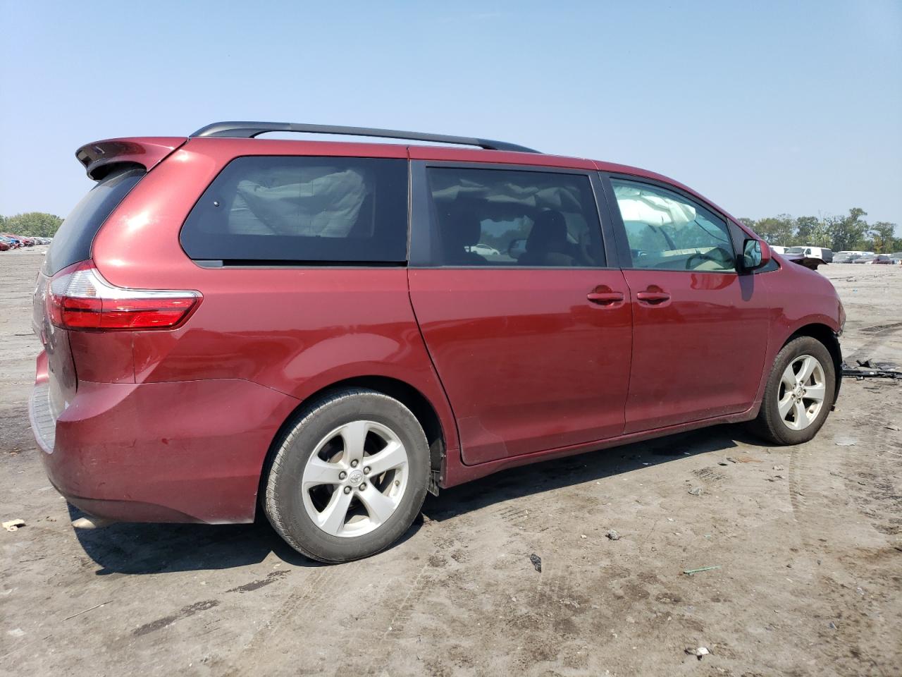 2015 Toyota Sienna - Image 3
