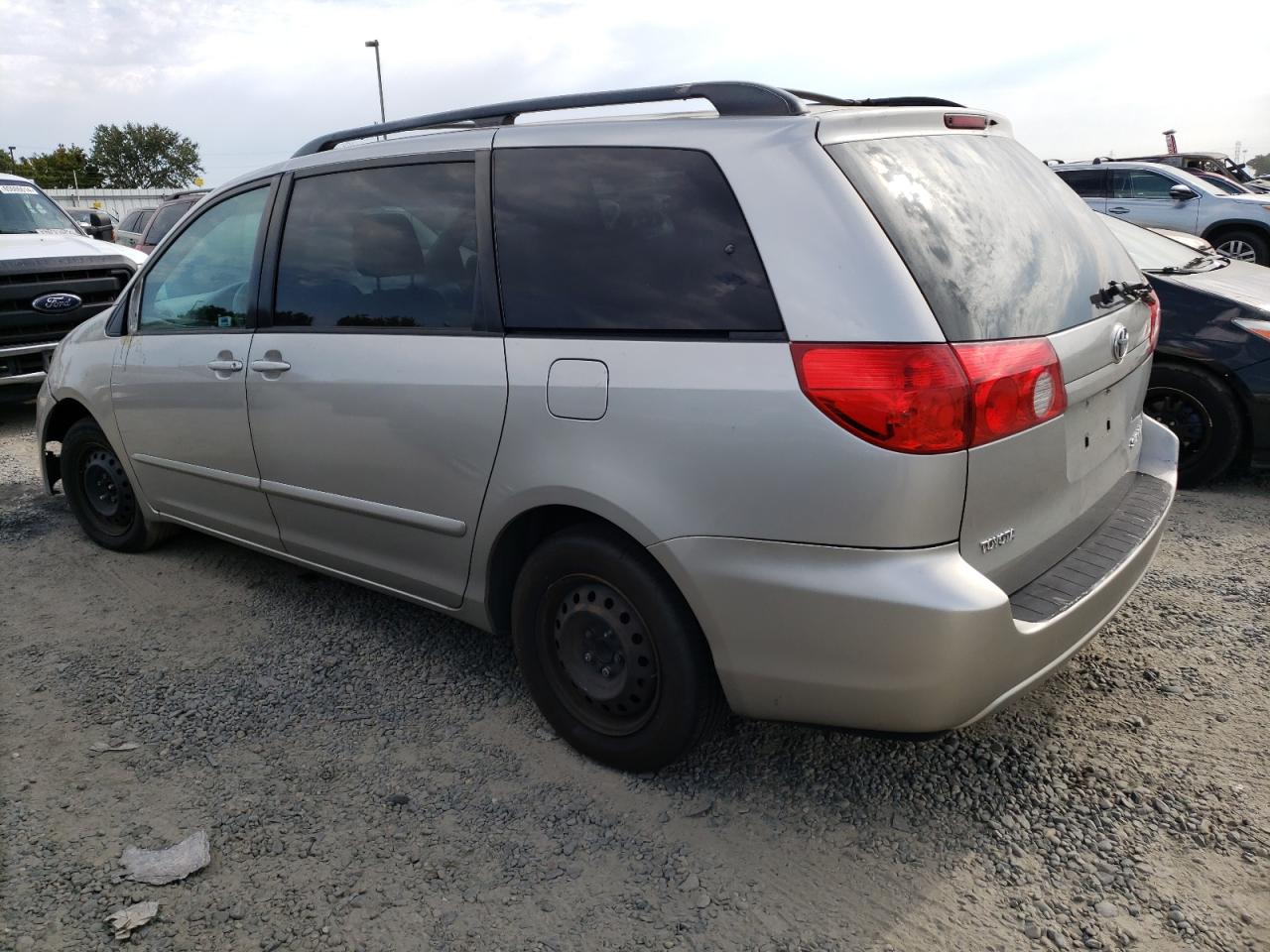 2009 Toyota Sienna - Image 2