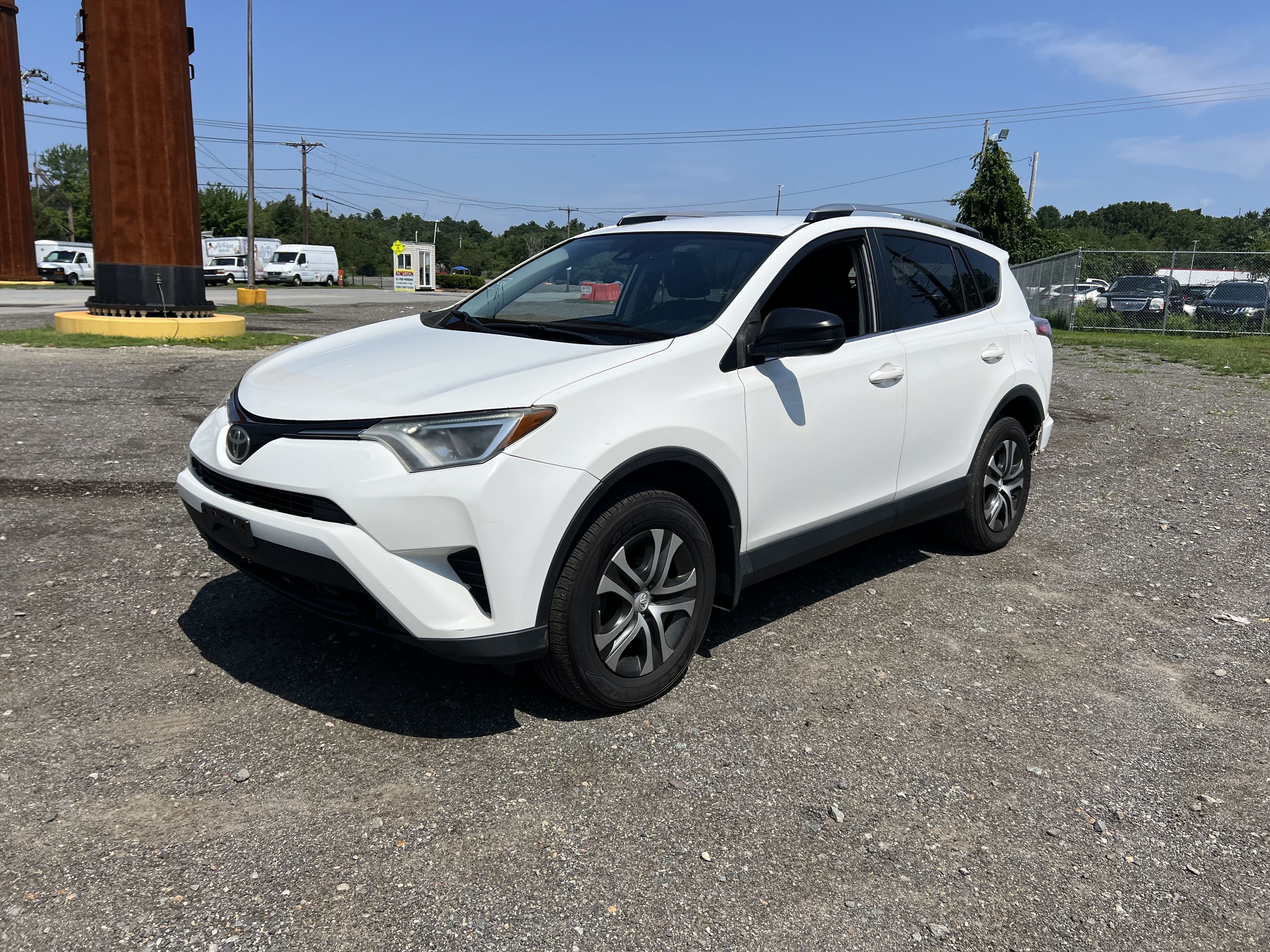 2017 Toyota Rav4 Le vin: JTMBFREV5HJ146898