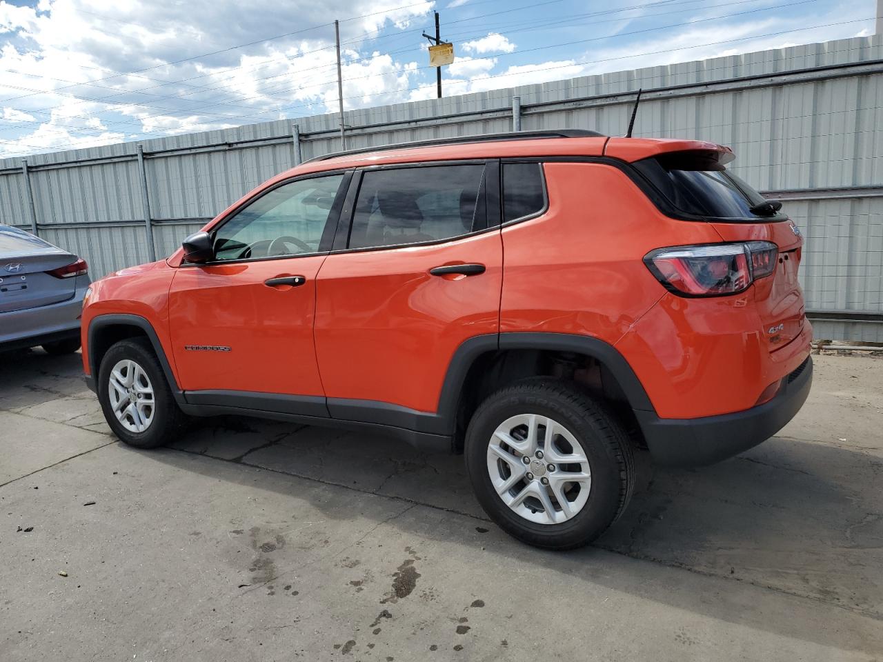 3C4NJDAB4JT479909 2018 JEEP COMPASS - Image 2