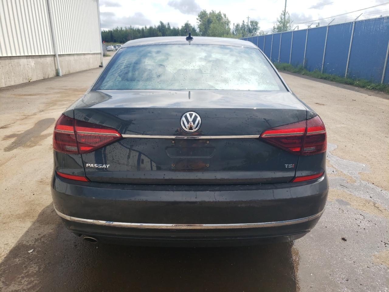 1VWBA7A38JC027323 2018 Volkswagen Passat Se