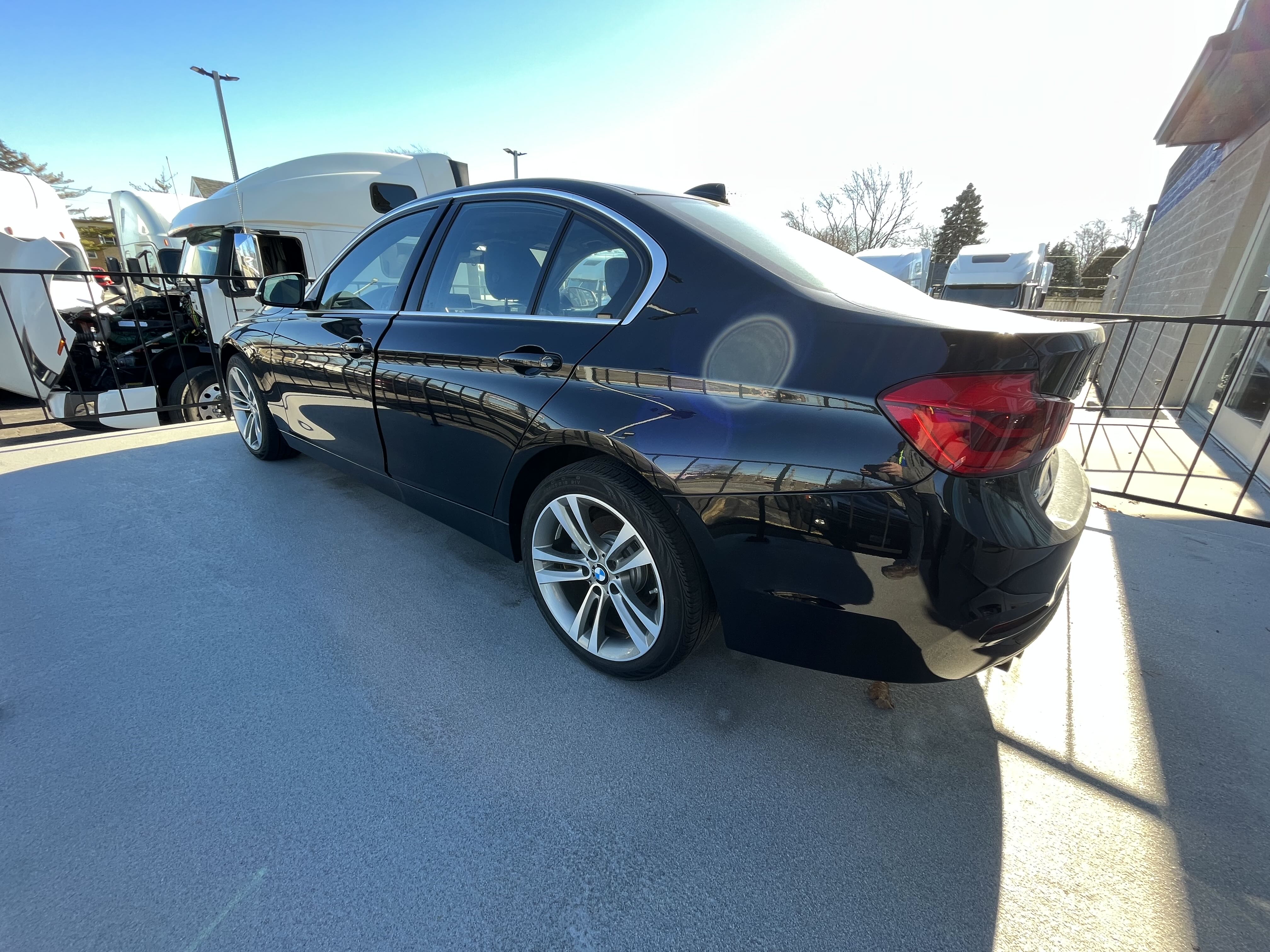 2018 BMW 330 Xi vin: WBA8D9C52JEM33923