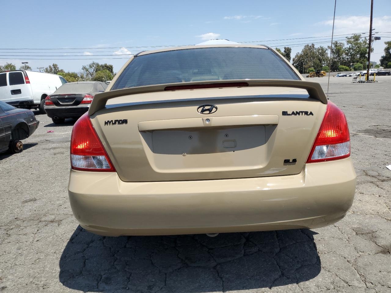 KMHDN45DX2U429546 2002 Hyundai Elantra Gls