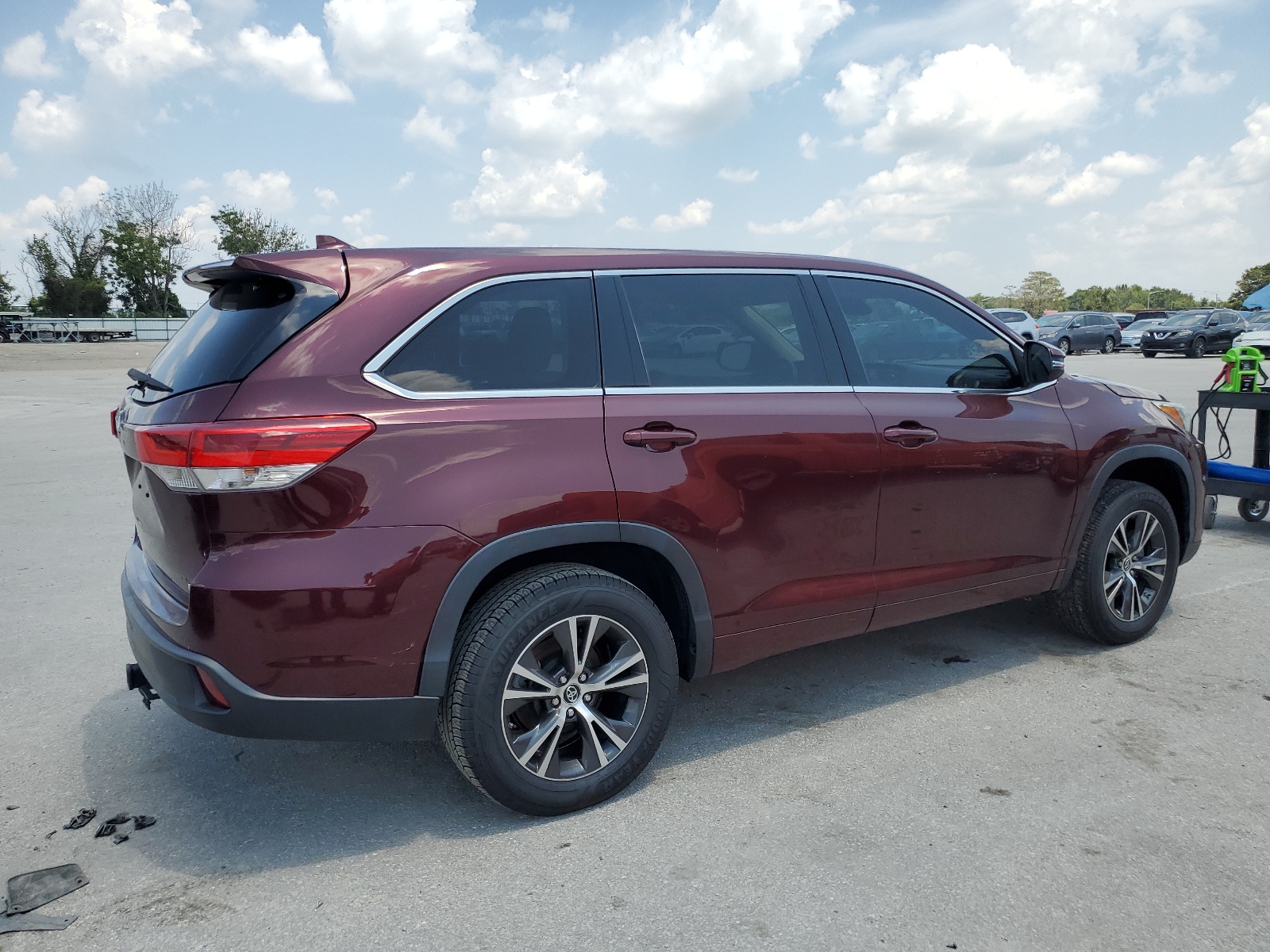 2018 Toyota Highlander Le vin: 5TDZZRFH1JS277754