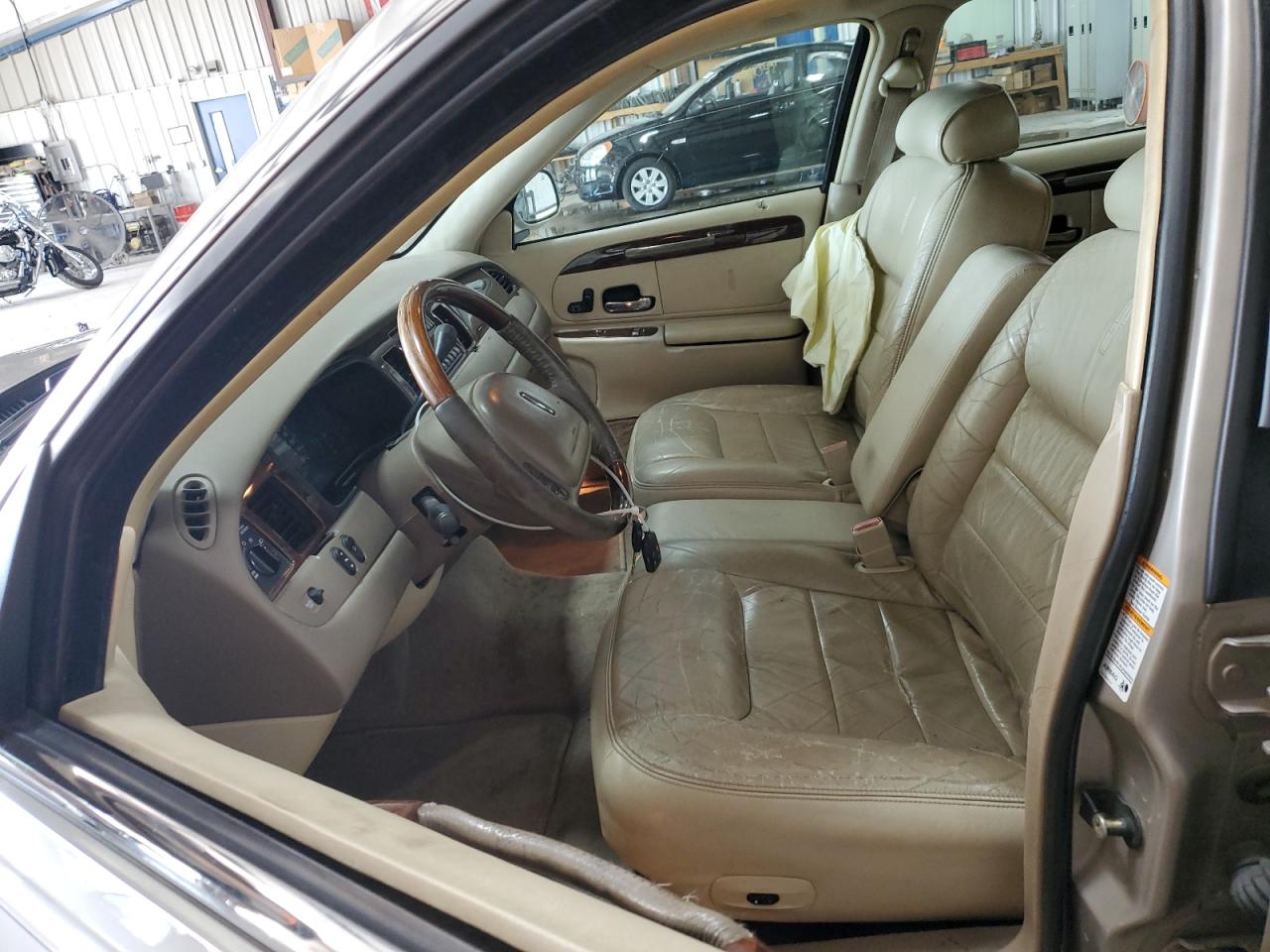 2001 Lincoln Town Car Signature VIN: 1LNHM82W11Y620734 Lot: 65324824