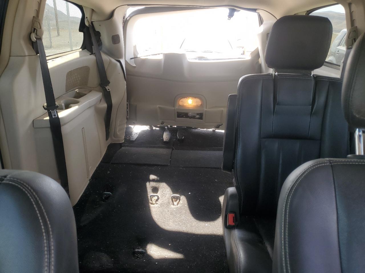 2014 Chrysler Town & Country - Image 10