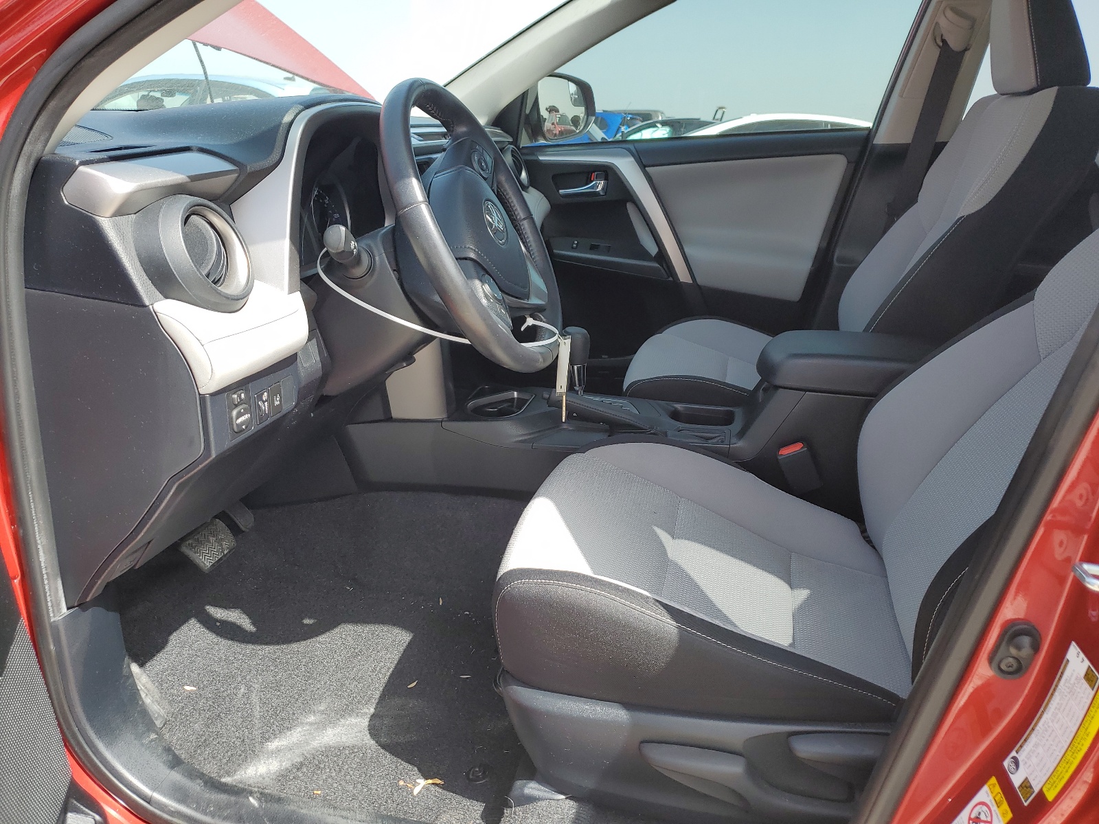 JTMWFREV7HJ121972 2017 Toyota Rav4 Xle