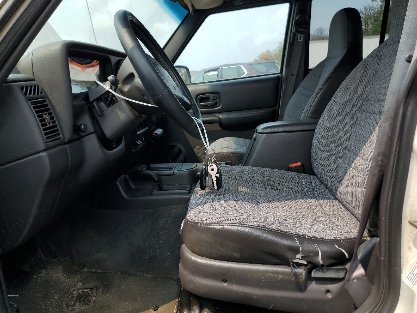 1J4FF48S9YL237838 2000 Jeep Cherokee Sport