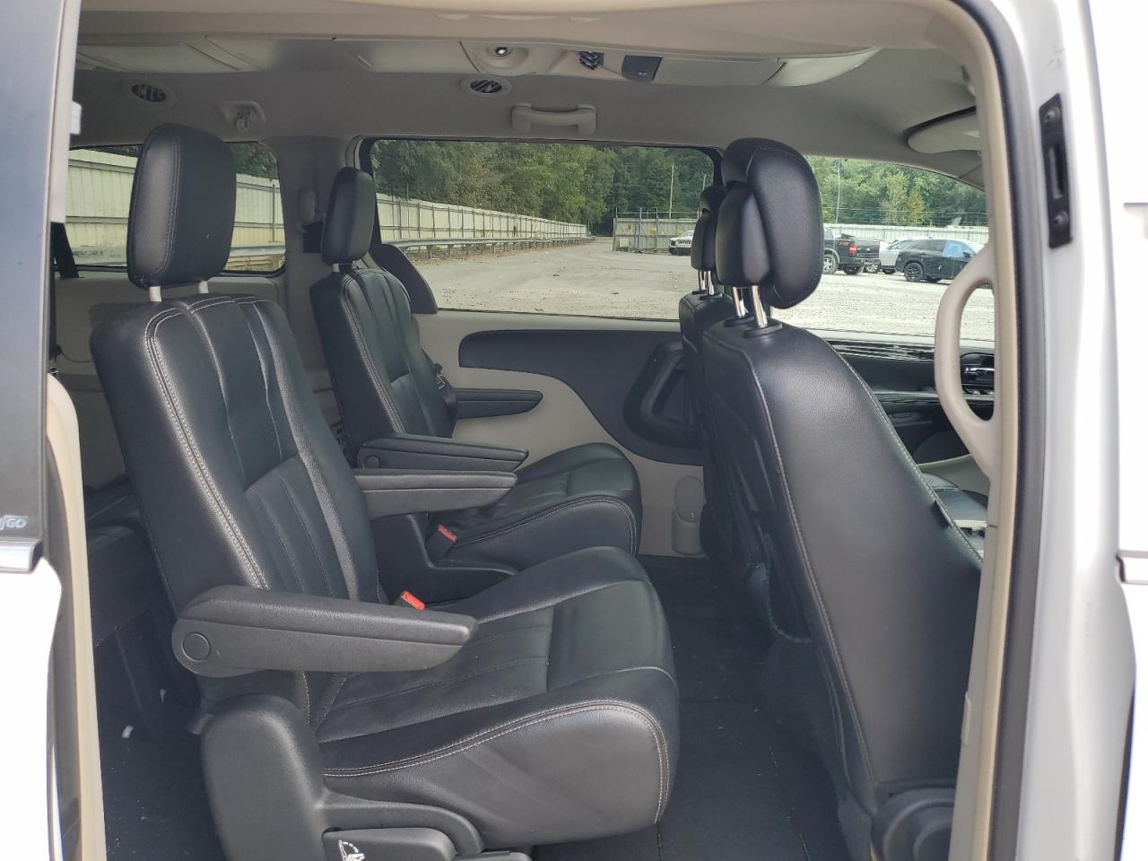 2014 Chrysler Town & Country - Image 11
