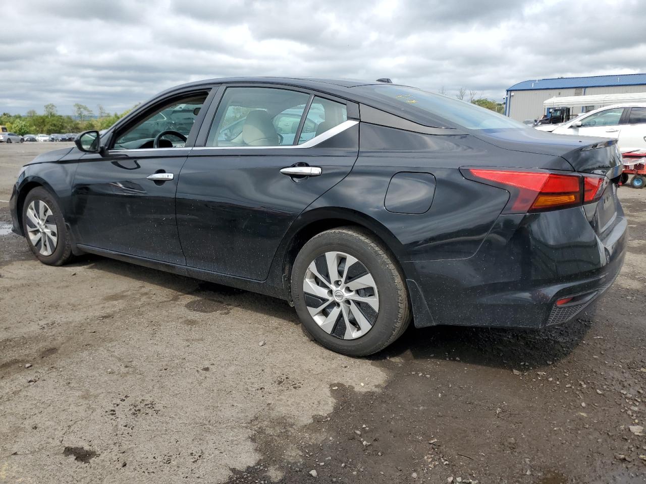 2020 Nissan Altima - Image 2