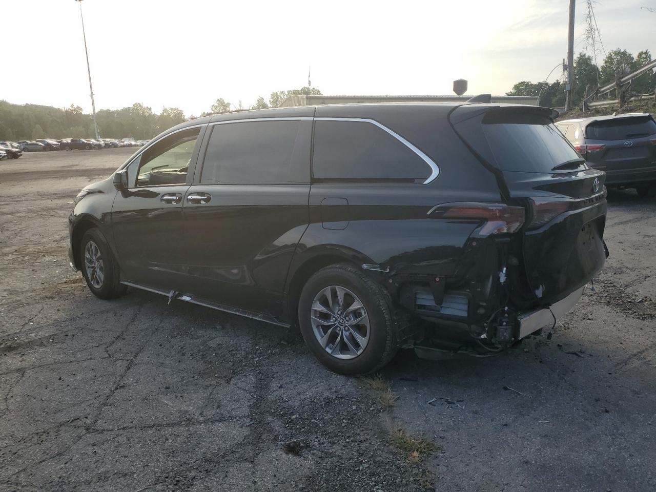 5TDYRKEC4PS146772 2023 TOYOTA SIENNA - Image 2