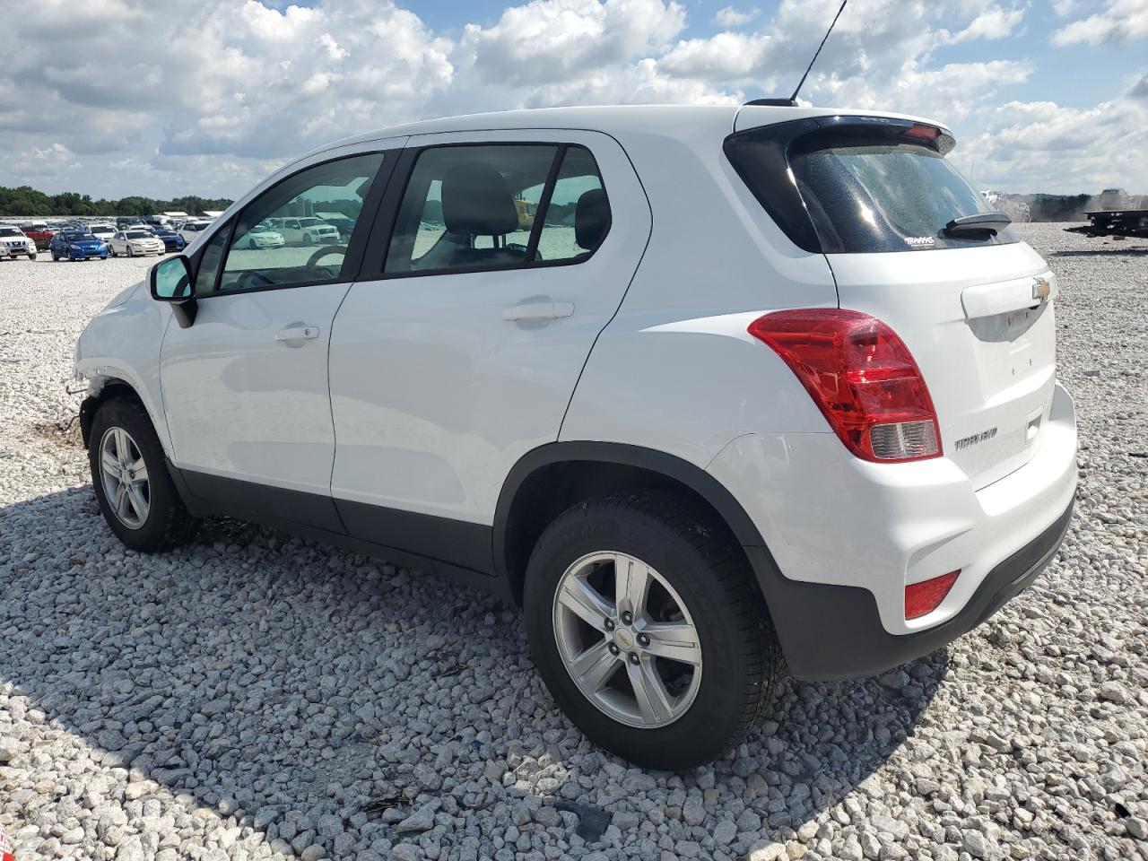 KL7CJNSB4JB595217 2018 CHEVROLET TRAX - Image 2