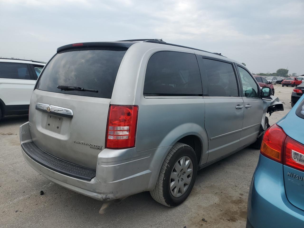 2010 Chrysler Town & Country - Image 3