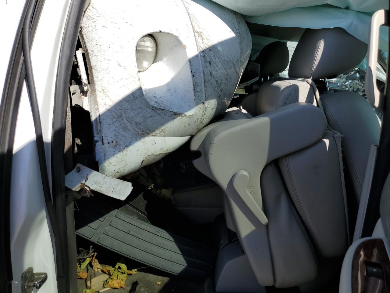 2012 Chevrolet Suburban - Image 11