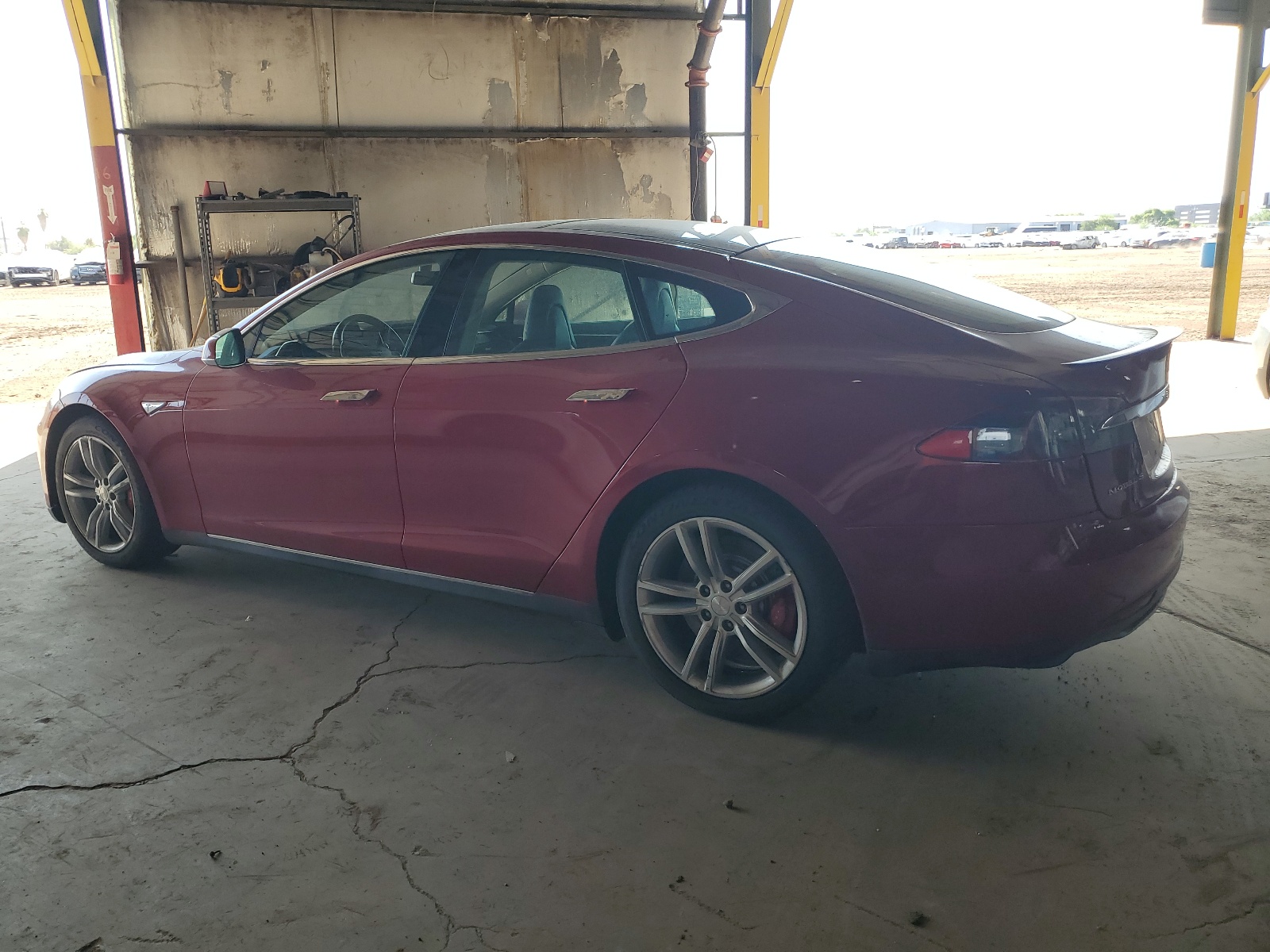 2014 Tesla Model S vin: 5YJSA1H18EFP40512