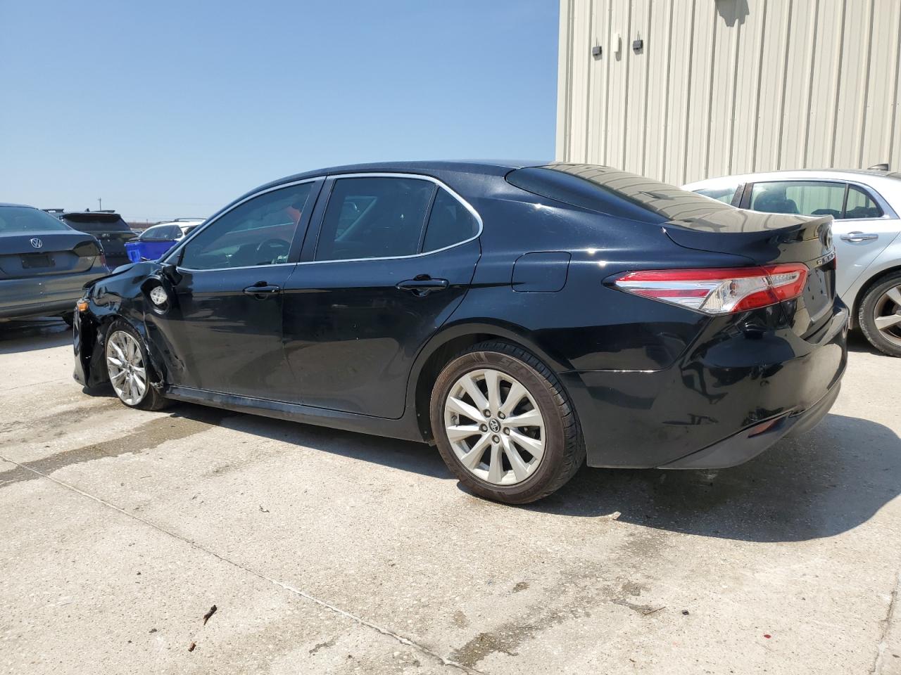 4T1B11HK1JU089374 2018 TOYOTA CAMRY - Image 2