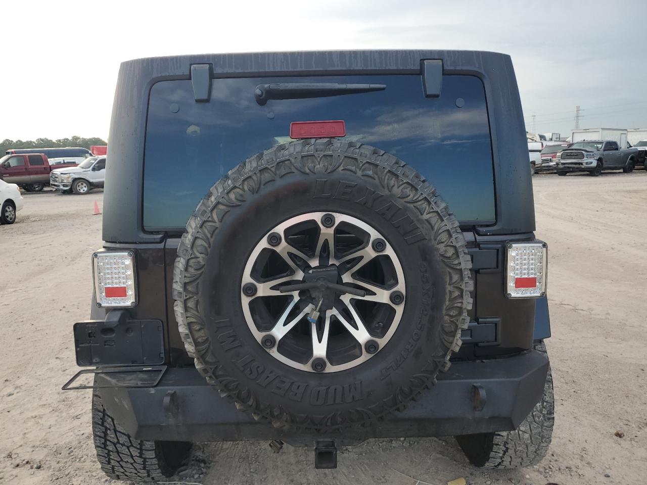 1C4HJWEG1DL705712 2013 Jeep Wrangler Unlimited Sahara