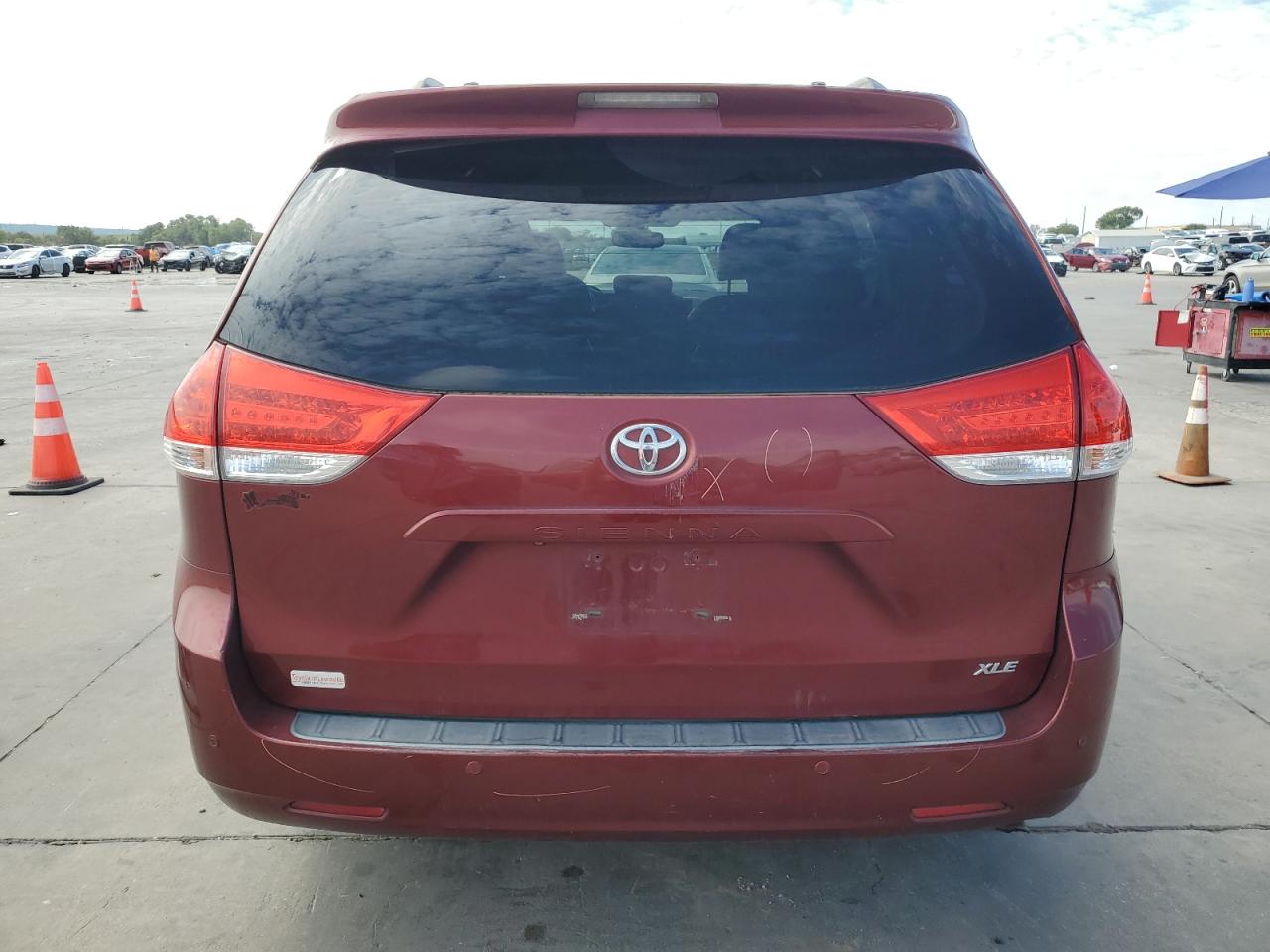 2013 Toyota Sienna Xle VIN: 5TDYK3DC6DS332563 Lot: 69651924